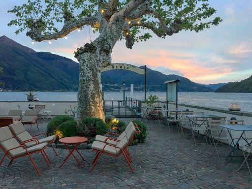 Lo Scalo Craft Drinks by the lake