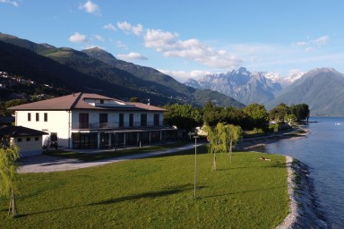 Lake Como Beach Hostel Restaurant & Bar